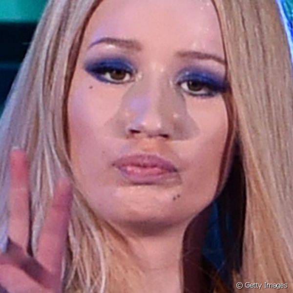 Durante show realizado em Los Angeles, em 2014, Iggy escolheu uma sombra azul royal. Para compensar a ousadia da cor usada nos olhos, ela preferiu deixar o restante da maquiagem mais b?sico
